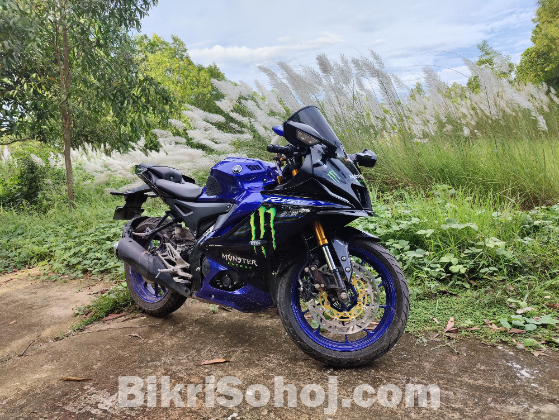 Yamaha R15 v4 monster